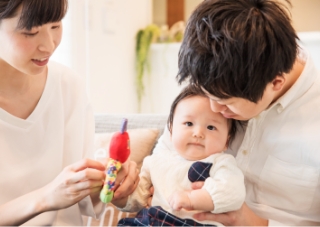 赤ちゃんと家族の写真